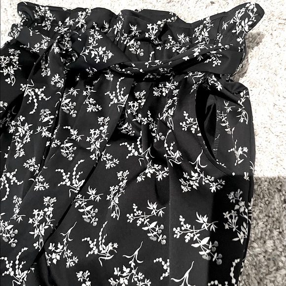 H&M Black & White A-line Floral Skirt - Picture 2 of 7